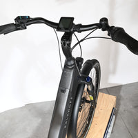 Vue rapprochée du guidon et de l'écran Bosch du vélo électrique Kalkhoff Image 3.B Move de Loop Sports