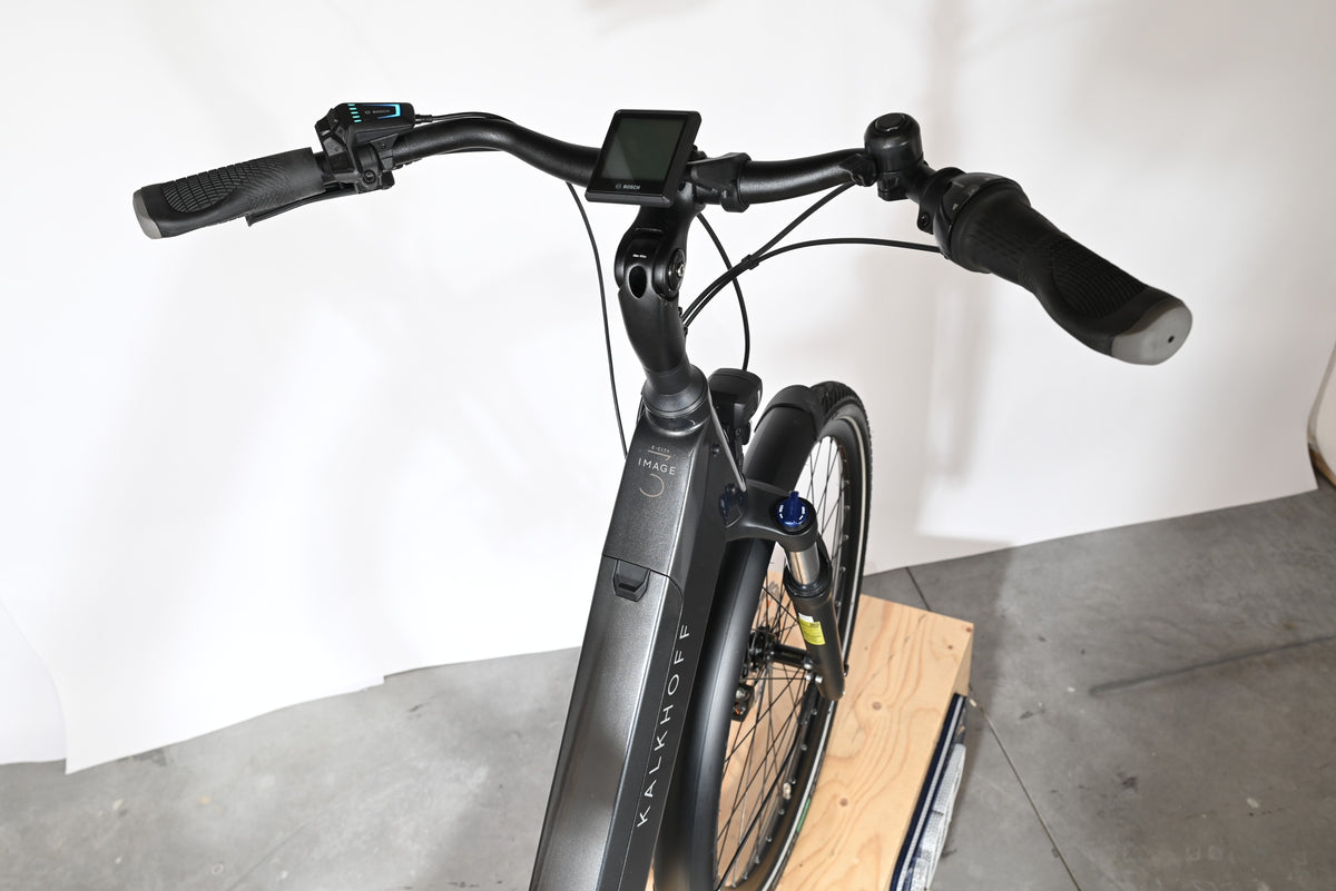 Vue rapprochée du guidon et de l'écran Bosch du vélo électrique Kalkhoff Image 3.B Move de Loop Sports