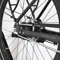 Gros plan sur la roue arrière et la transmission du vélo électrique Loop Sports Kalkhoff Image 3.B Move noir