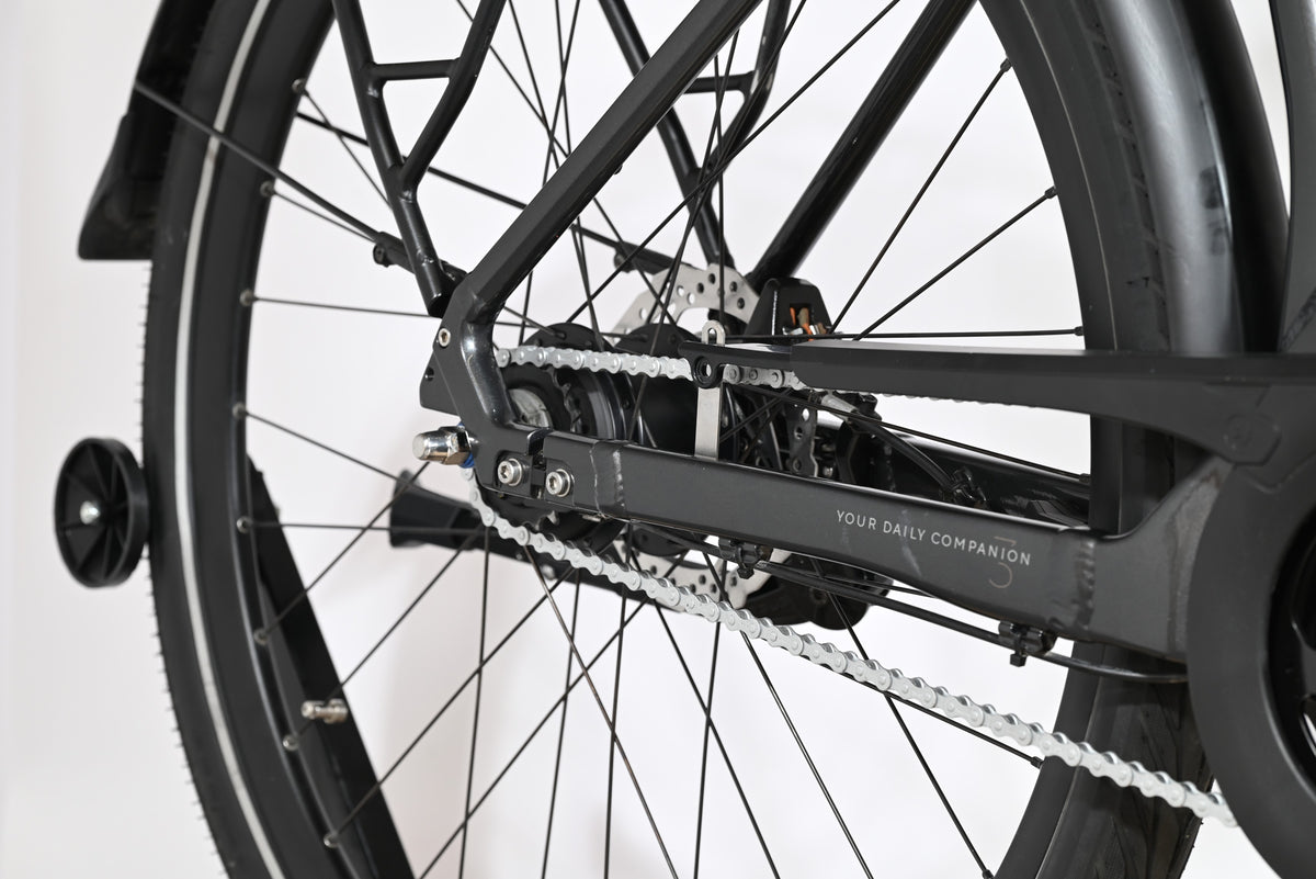 Gros plan sur la roue arrière et la transmission du vélo électrique Loop Sports Kalkhoff Image 3.B Move noir