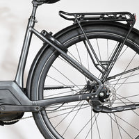Gros plan sur la roue arrière et le moteur Bosch du vélo électrique Kalkhoff Image 3.B Move chez Loop Sports