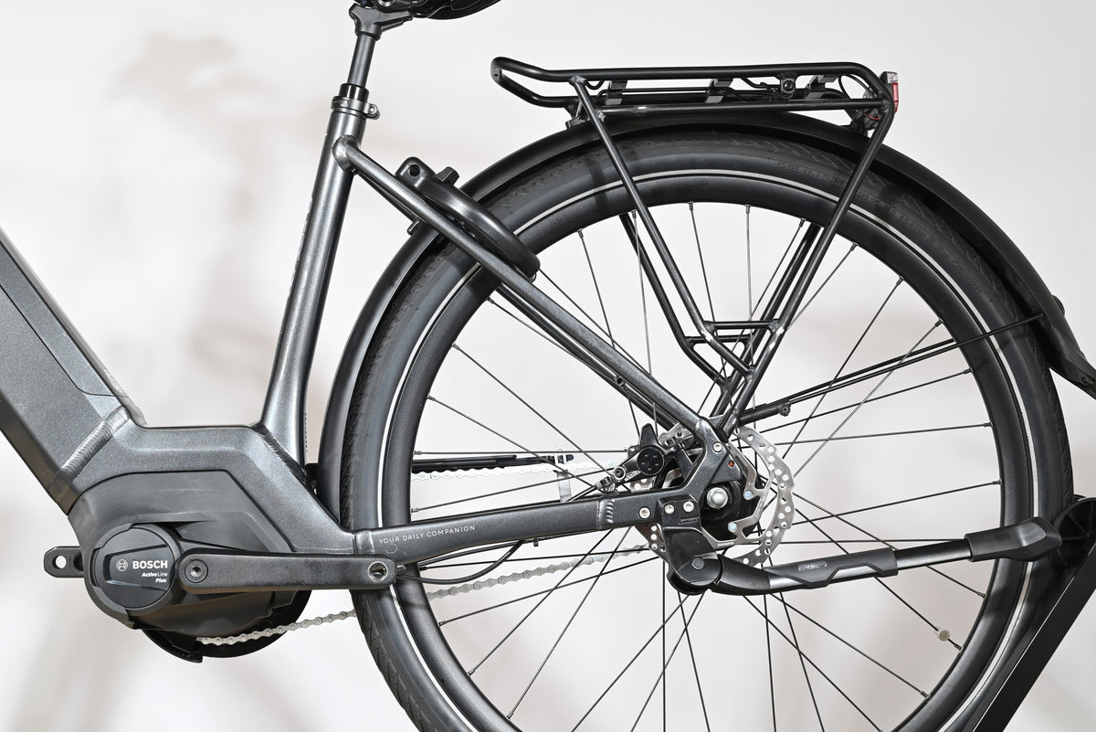 Gros plan sur la roue arrière et le moteur Bosch du vélo électrique Kalkhoff Image 3.B Move chez Loop Sports