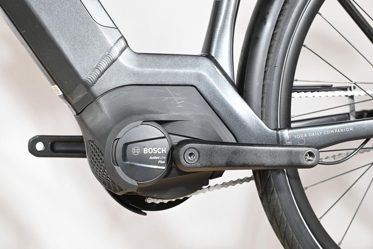 Moteur électrique Bosch Active Line Plus sur cadre gris du vélo électrique Kalkhoff Image 3.B Move chez Loop Sports