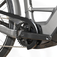 Gros plan sur le pédalier et le moteur électrique gris du vélo électrique Kalkhoff Endeavour 7.B Move+ de Loop Sports