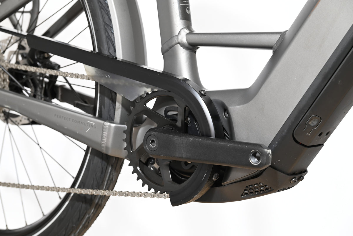 Gros plan sur le pédalier et le moteur électrique gris du vélo électrique Kalkhoff Endeavour 7.B Move+ de Loop Sports