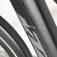 Gros plan sur le cadre noir du vélo électrique Loop Sports KTM Cento 10 Plus montrant une rayure sur le tube diagonal