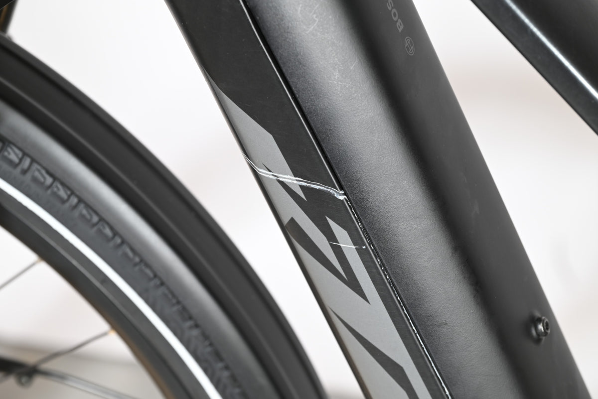 Gros plan sur le cadre noir du vélo électrique Loop Sports KTM Cento 10 Plus montrant une rayure sur le tube diagonal