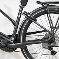 Vue latérale arrière du vélo électrique noir KTM Cento 10 Plus 2024 avec moteur Bosch Performance CX chez Loop Sports