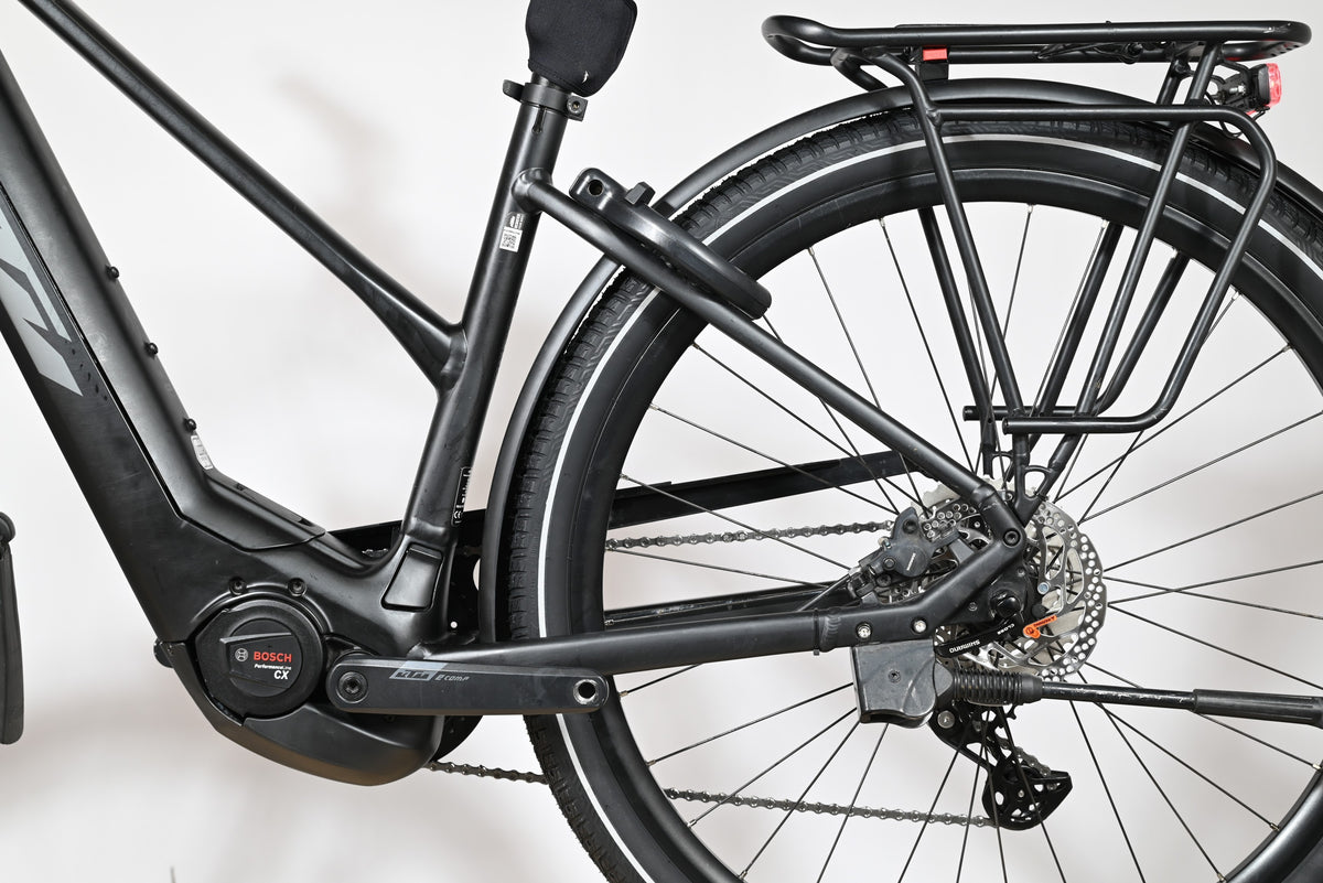 Vue latérale arrière du vélo électrique noir KTM Cento 10 Plus 2024 avec moteur Bosch Performance CX chez Loop Sports