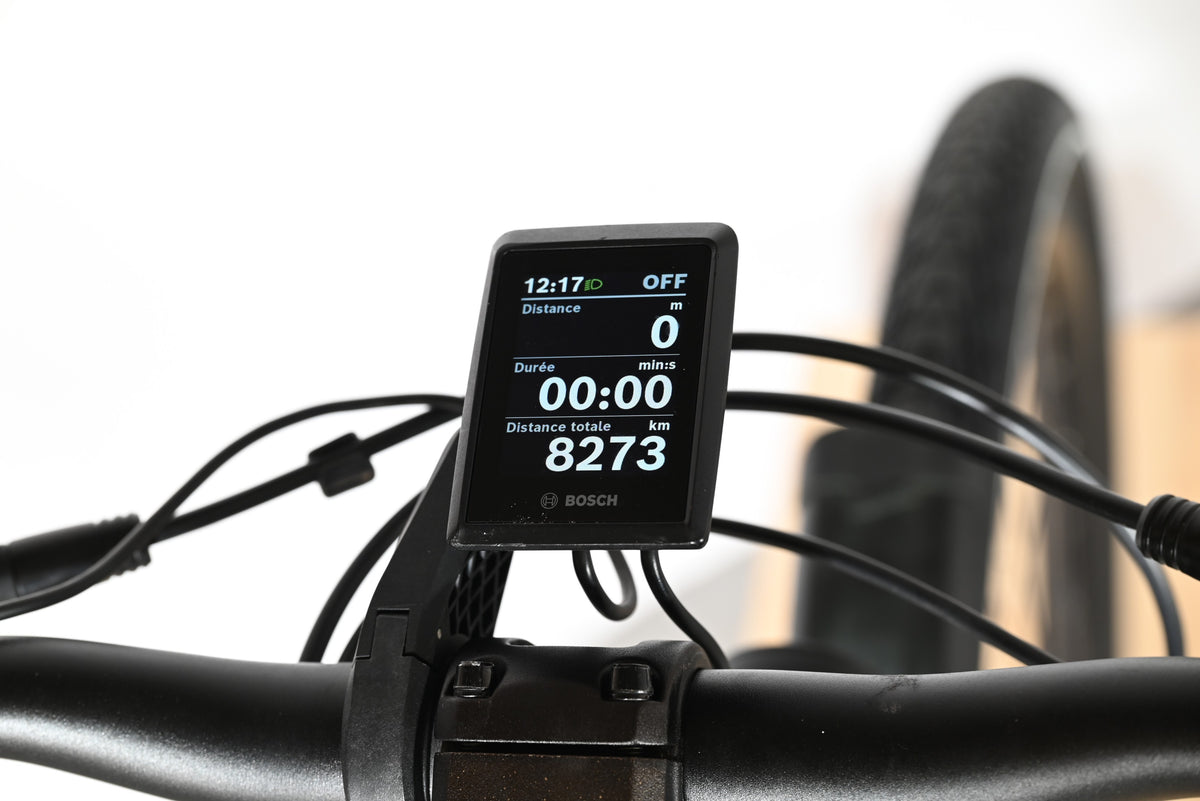 Écran de contrôle Bosch sur guidon de vélo électrique KTM Cento 10 Plus chez Loop Sports affichant 8273 km