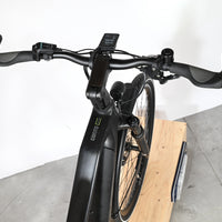 Vue plongeante du guidon et de l'écran Bosch d'un vélo électrique noir KTM Cento 10 Plus chez Loop Sports