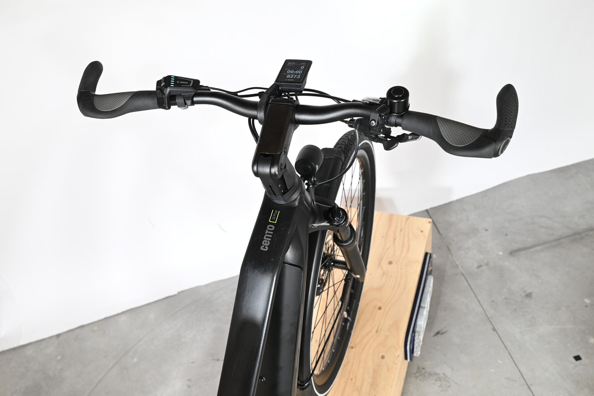 Vue plongeante du guidon et de l'écran Bosch d'un vélo électrique noir KTM Cento 10 Plus chez Loop Sports