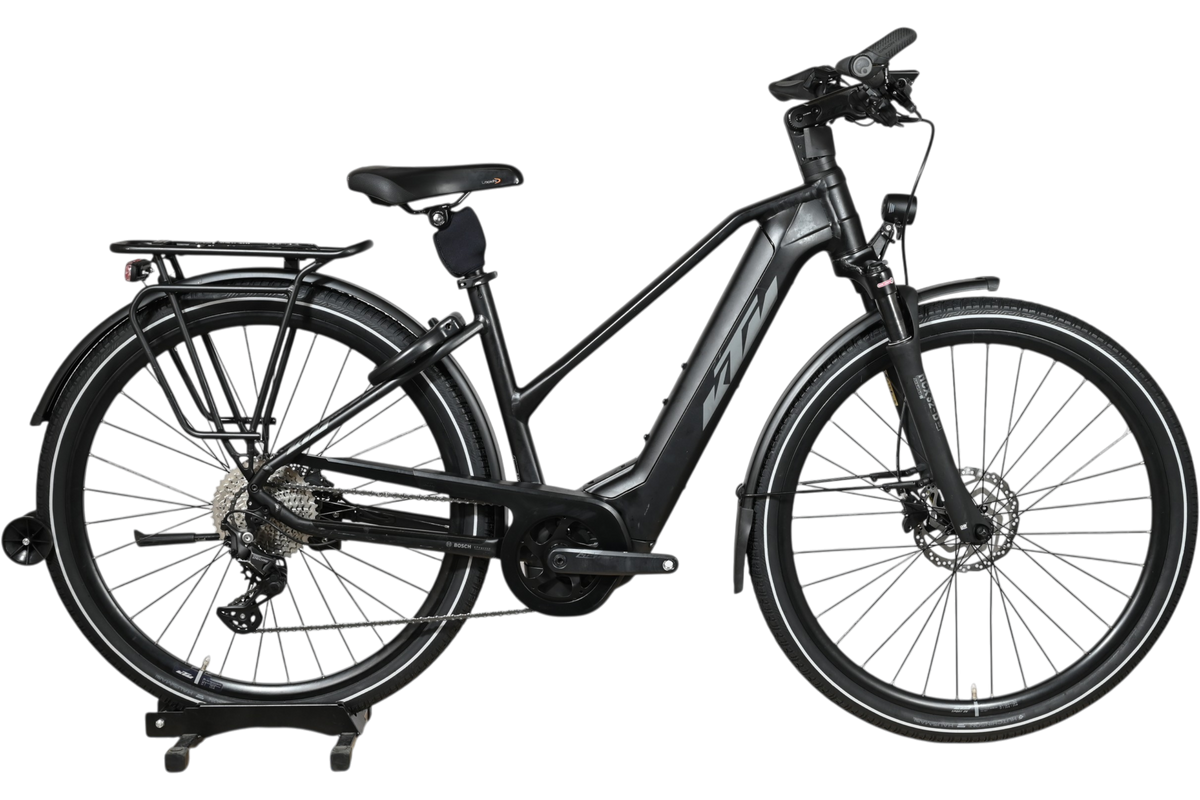 Vélo électrique KTM Cento 10 Plus noir de Loop Sports avec cadre ouvert, porte-bagages et moteur Bosch intégré