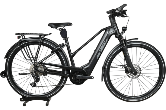 Vélo électrique KTM Cento 10 Plus noir de Loop Sports avec cadre ouvert, porte-bagages et moteur Bosch intégré