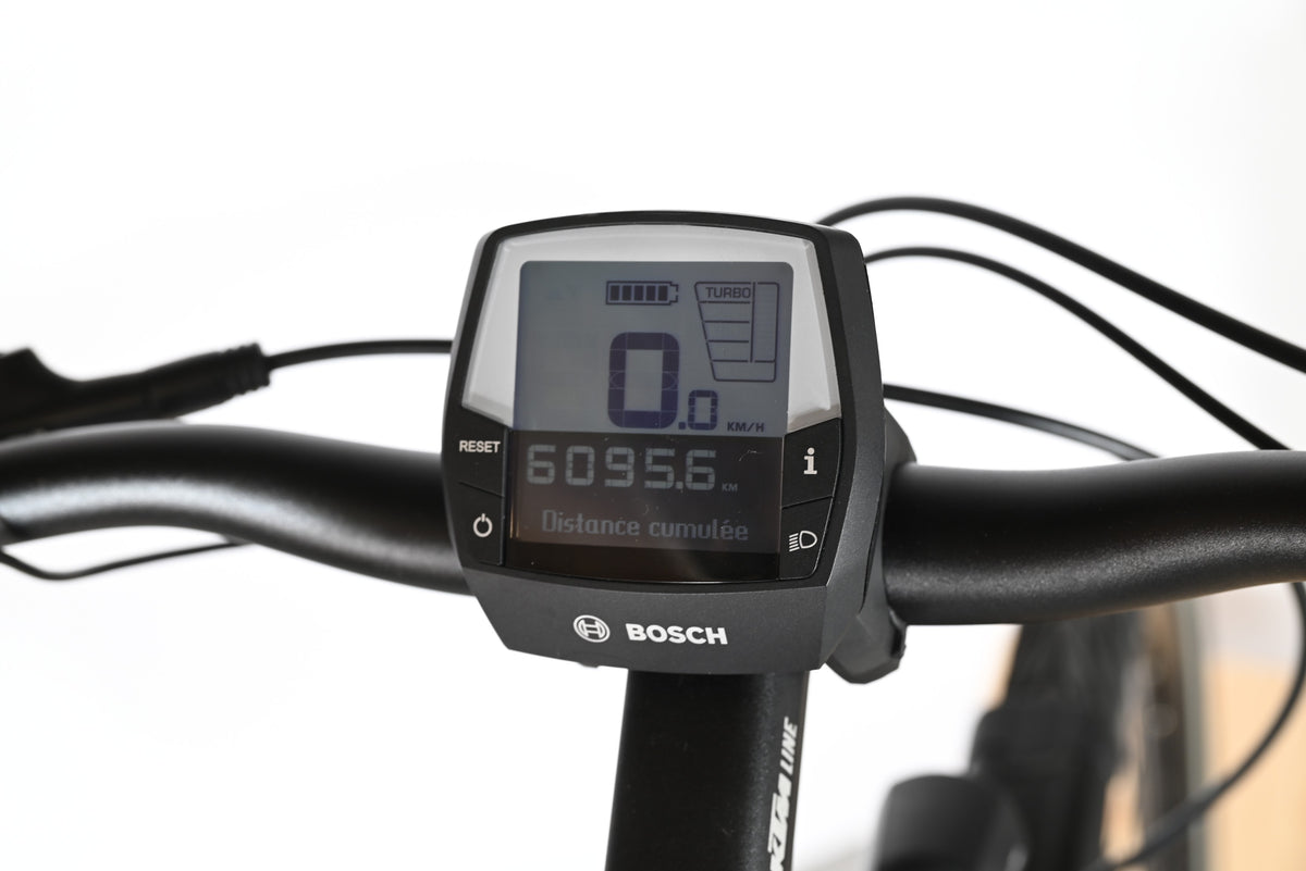 Écran de contrôle Bosch Intuvia sur le guidon du vélo électrique Loop Sports KTM Macina Tour CX 625 LTD