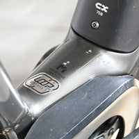 Gros plan sur le cadre gris du vélo électrique KTM Macina Style XL certifié par Loop Sports avec moteur Bosch CX 750