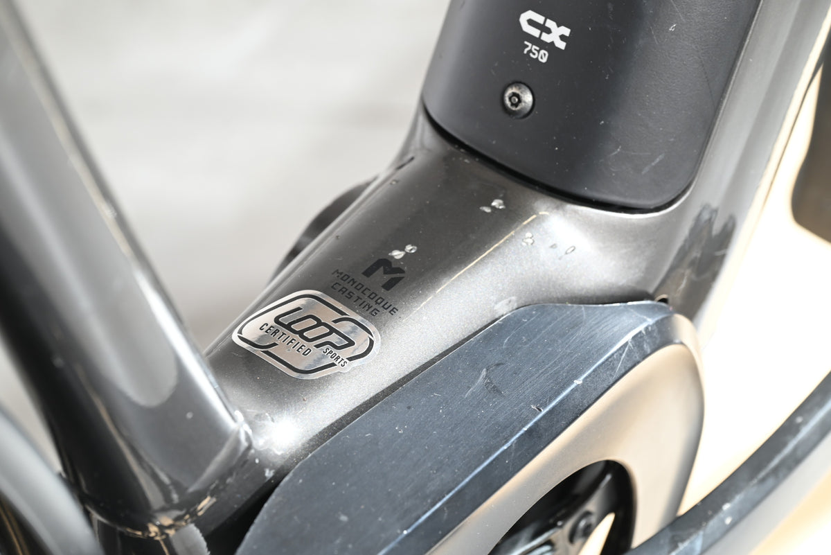 Gros plan sur le cadre gris du vélo électrique KTM Macina Style XL certifié par Loop Sports avec moteur Bosch CX 750