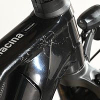 Gros plan sur le cadre noir rayé d'un vélo électrique KTM Macina Premium de chez Loop Sports