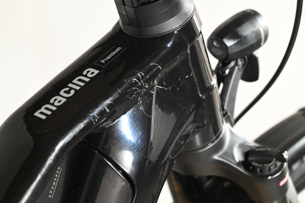 Gros plan sur le cadre noir rayé d'un vélo électrique KTM Macina Premium de chez Loop Sports