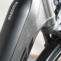 Gros plan sur le cadre gris mat d'un vélo électrique Loop Sports KTM Macina Style XL présentant des rayures visibles