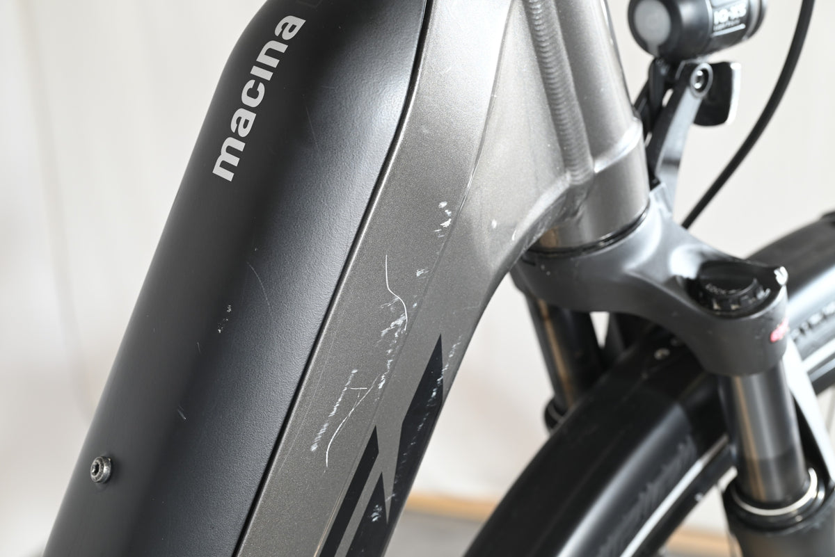 Gros plan sur le cadre gris mat d'un vélo électrique Loop Sports KTM Macina Style XL présentant des rayures visibles