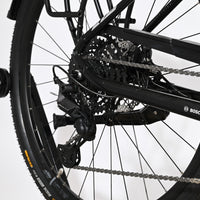 Gros plan sur la roue arrière et le dérailleur du vélo électrique Loop Sports KTM Macina Premium noir