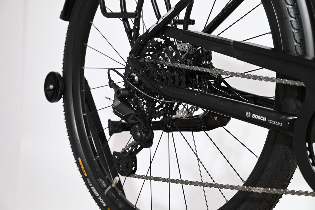 Gros plan sur la roue arrière et le dérailleur du vélo électrique Loop Sports KTM Macina Premium noir