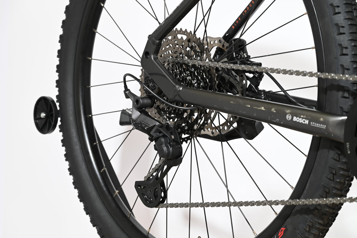 Dérailleur arrière Shimano Deore et cassette sur vélo électrique KTM Macina Team de Loop Sports