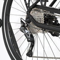Gros plan sur le dérailleur arrière Shimano Deore et la cassette du vélo électrique Loop Sports KTM Macina Tour