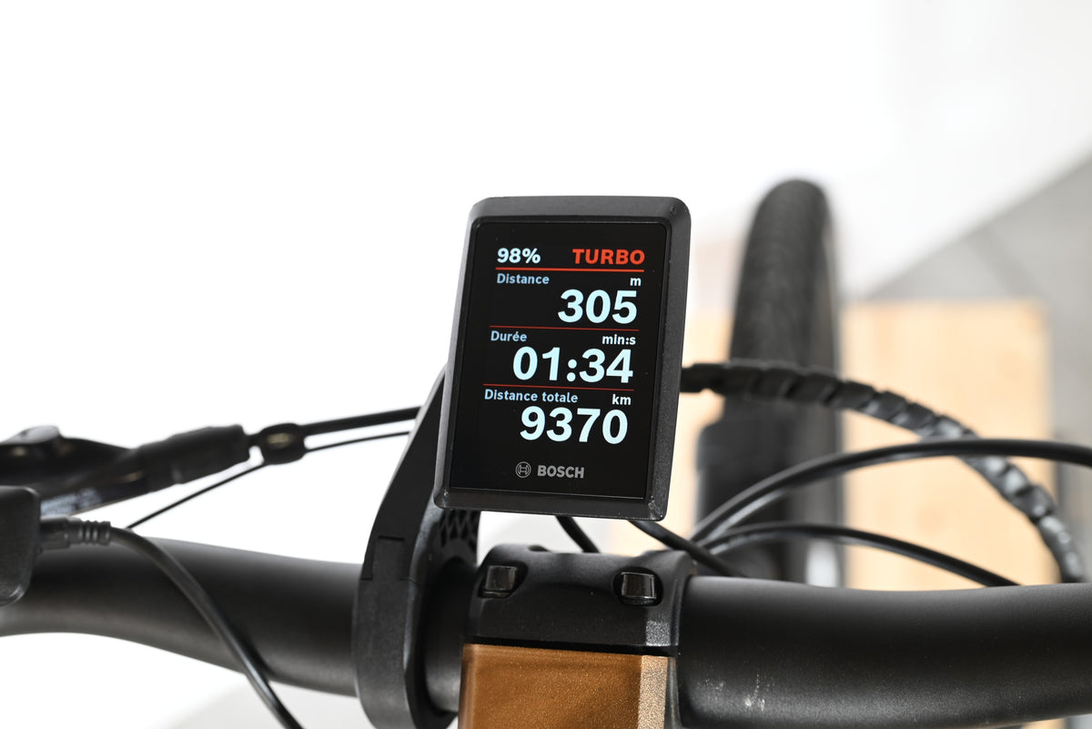 Écran de contrôle Bosch Kiox 300 sur le guidon d'un vélo électrique KTM Macina Style 710 chez Loop Sports