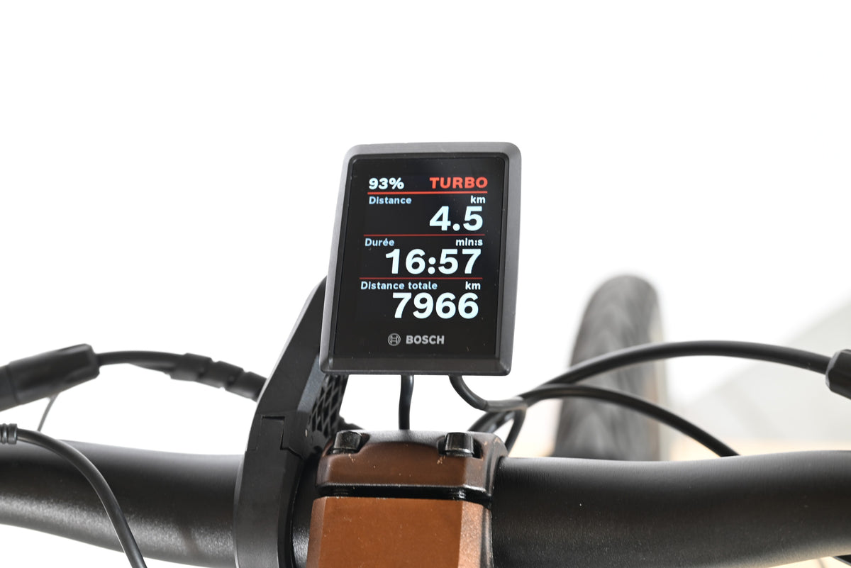 Écran de contrôle Bosch Kiox sur un vélo électrique KTM Macina Style 720 de chez Loop Sports affichant les données