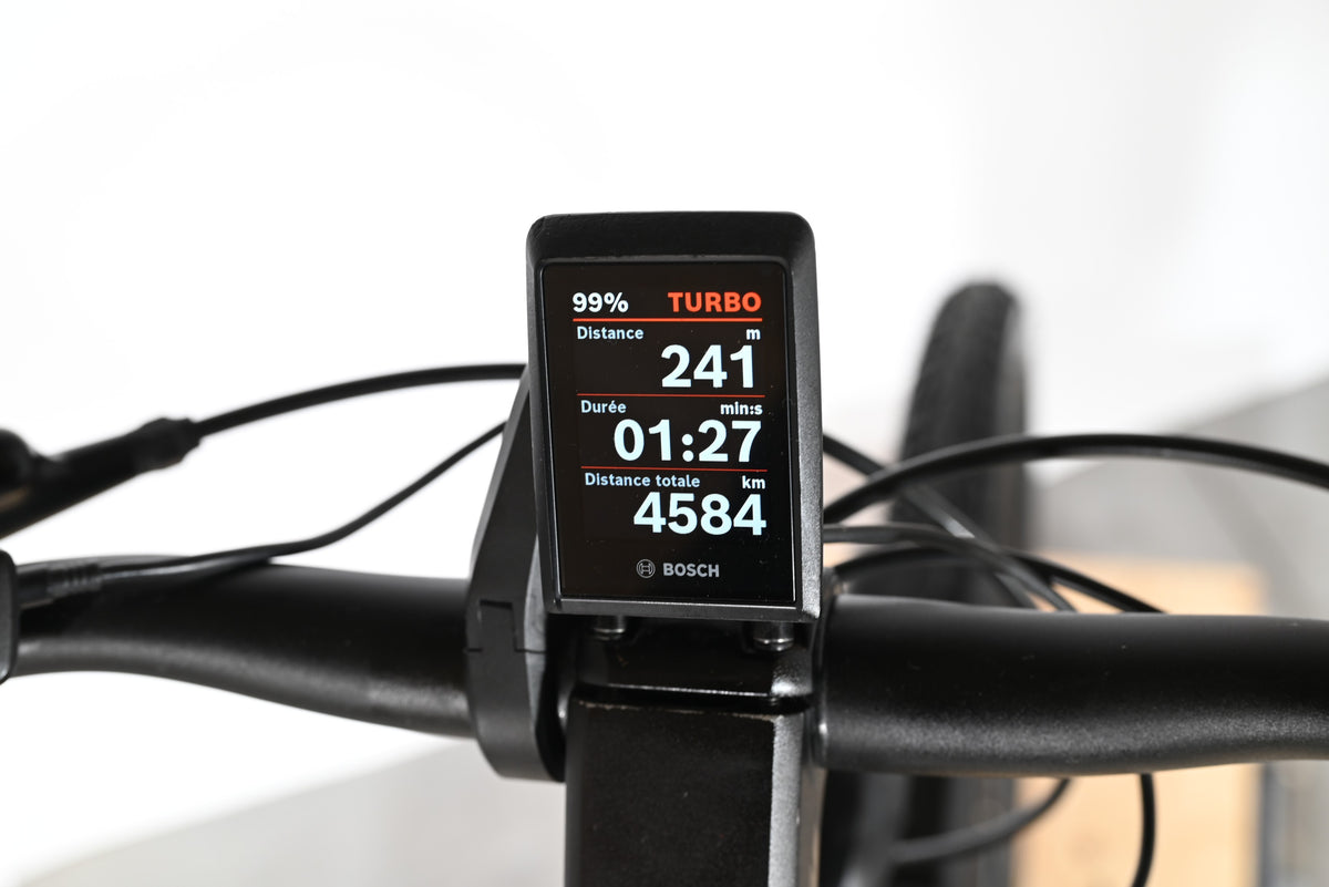 Écran de contrôle Bosch Kiox sur guidon de vélo électrique KTM Macina Premium chez Loop Sports