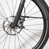 Gros plan sur la roue avant et le frein à disque hydraulique du vélo électrique KTM Macina Style 710 de Loop Sports