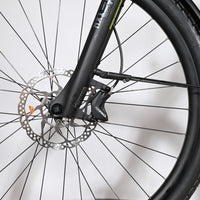 Gros plan sur le frein à disque hydraulique Tektro et la fourche avant du vélo électrique Loop Sports KTM Macina