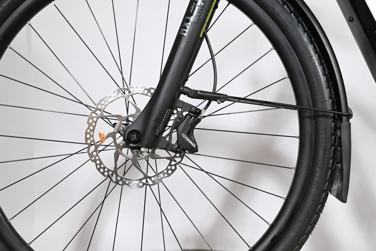Gros plan sur le frein à disque hydraulique Tektro et la fourche avant du vélo électrique Loop Sports KTM Macina