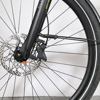 Gros plan sur le frein à disque hydraulique Shimano et la roue avant du vélo électrique Loop Sports KTM Macina Style