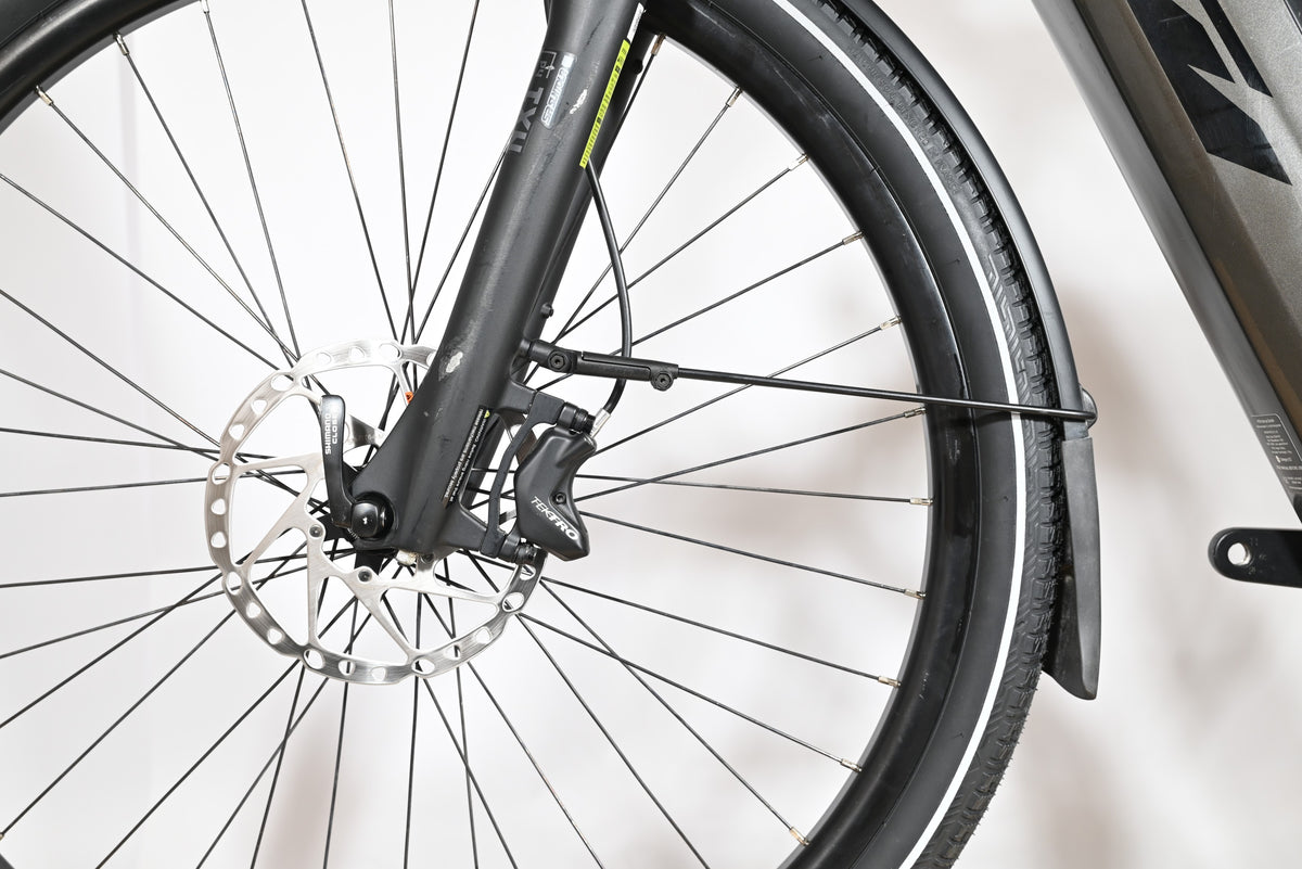 Gros plan sur la roue avant et le frein à disque hydraulique Tektro du vélo électrique Loop Sports KTM Macina Style XL
