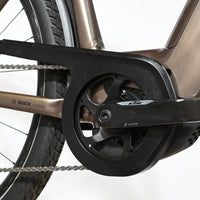 Gros plan sur le pédalier et le moteur Bosch d'un vélo électrique KTM Macina Style 710 de Loop Sports