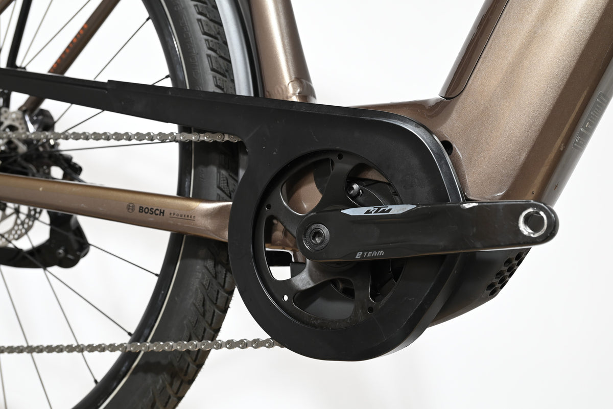 Gros plan sur le pédalier et le moteur Bosch d'un vélo électrique KTM Macina Style 710 de Loop Sports
