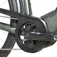 Gros plan sur le pédalier et le moteur Bosch d'un vélo électrique KTM Macina Style 720 de Loop Sports