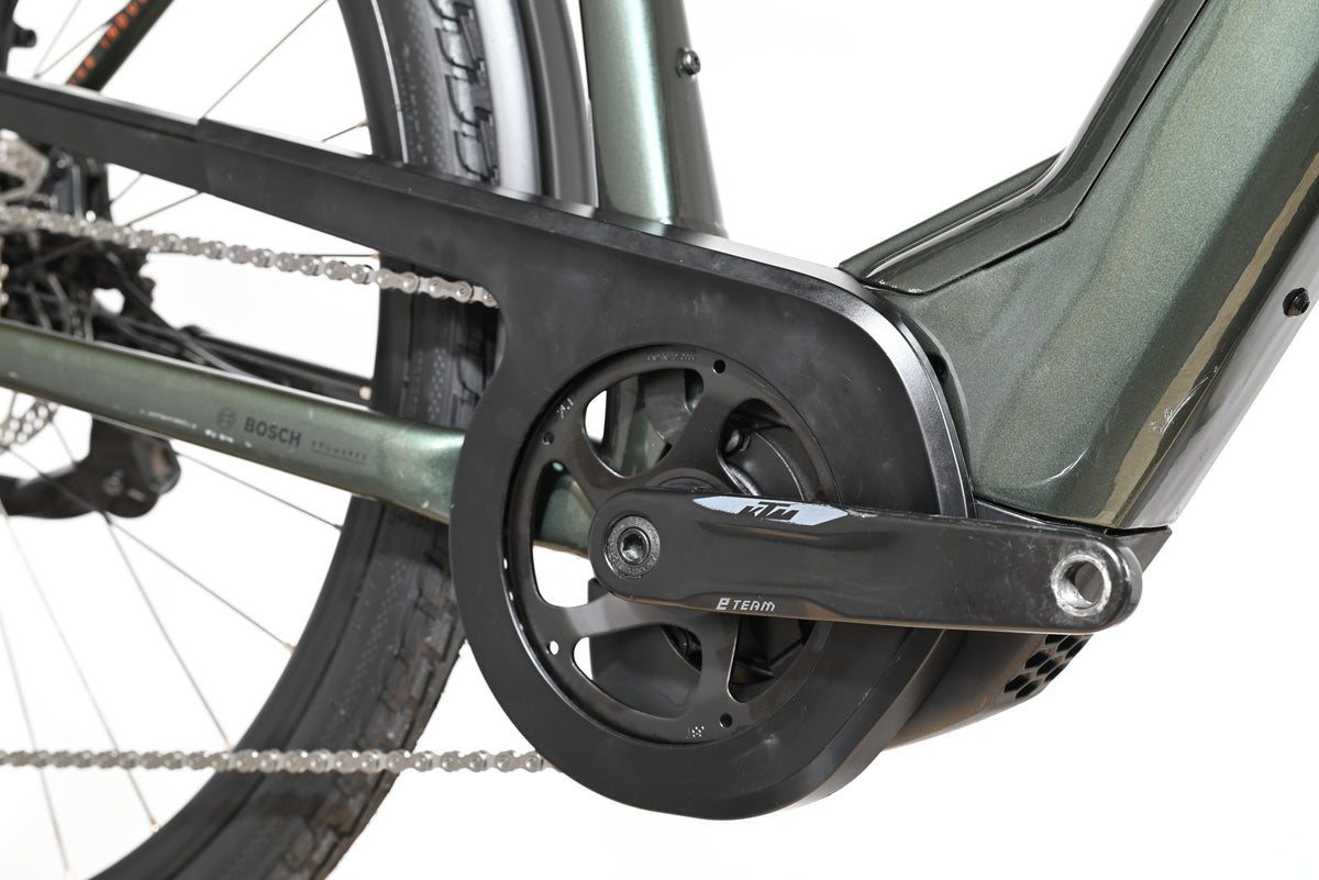 Gros plan sur le pédalier et le moteur Bosch d'un vélo électrique KTM Macina Style 720 de Loop Sports