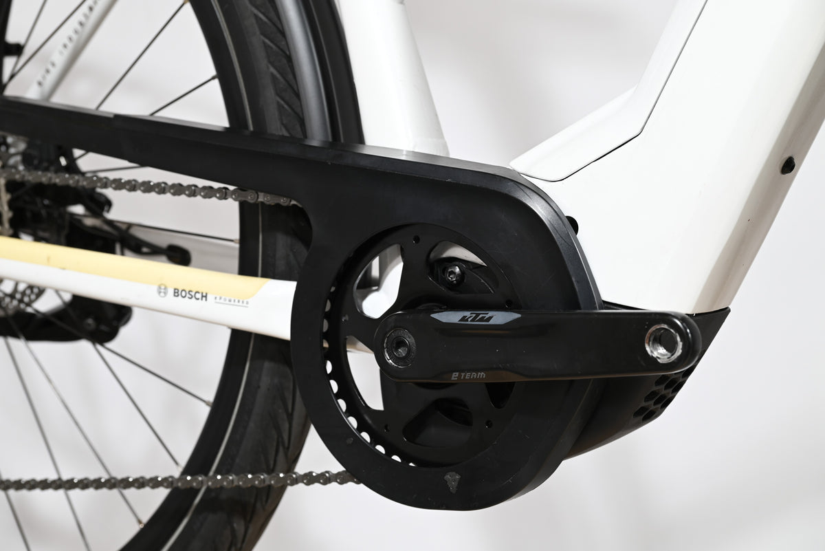 Gros plan sur le pédalier et le moteur Bosch d'un vélo électrique KTM Macina Style 720 de Loop Sports