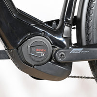 Moteur Bosch Performance Line CX noir sur vélo électrique KTM Macina Premium de Loop Sports