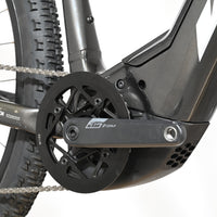 Gros plan sur le pédalier et le moteur Bosch d'un vélo électrique KTM Macina Team chez Loop Sports