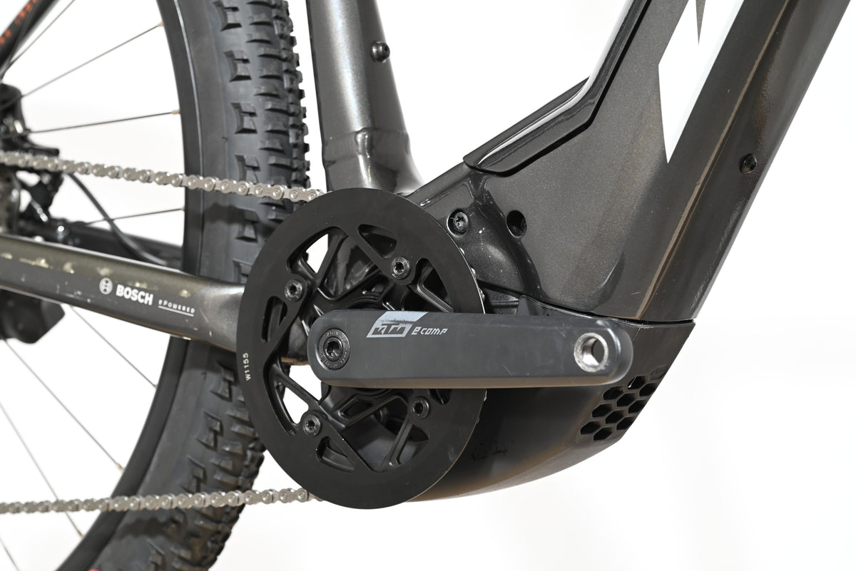 Gros plan sur le pédalier et le moteur Bosch d'un vélo électrique KTM Macina Team chez Loop Sports