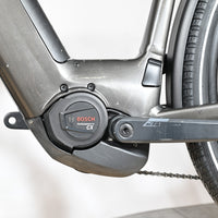 Moteur électrique Bosch Performance Line CX sur vélo électrique gris KTM Macina Style XL de Loop Sports