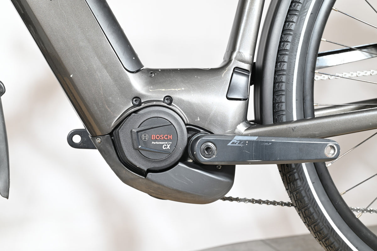 Moteur électrique Bosch Performance Line CX sur vélo électrique gris KTM Macina Style XL de Loop Sports