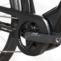 Gros plan sur le pédalier et le moteur Bosch d'un vélo électrique KTM Macina Premium de Loop Sports