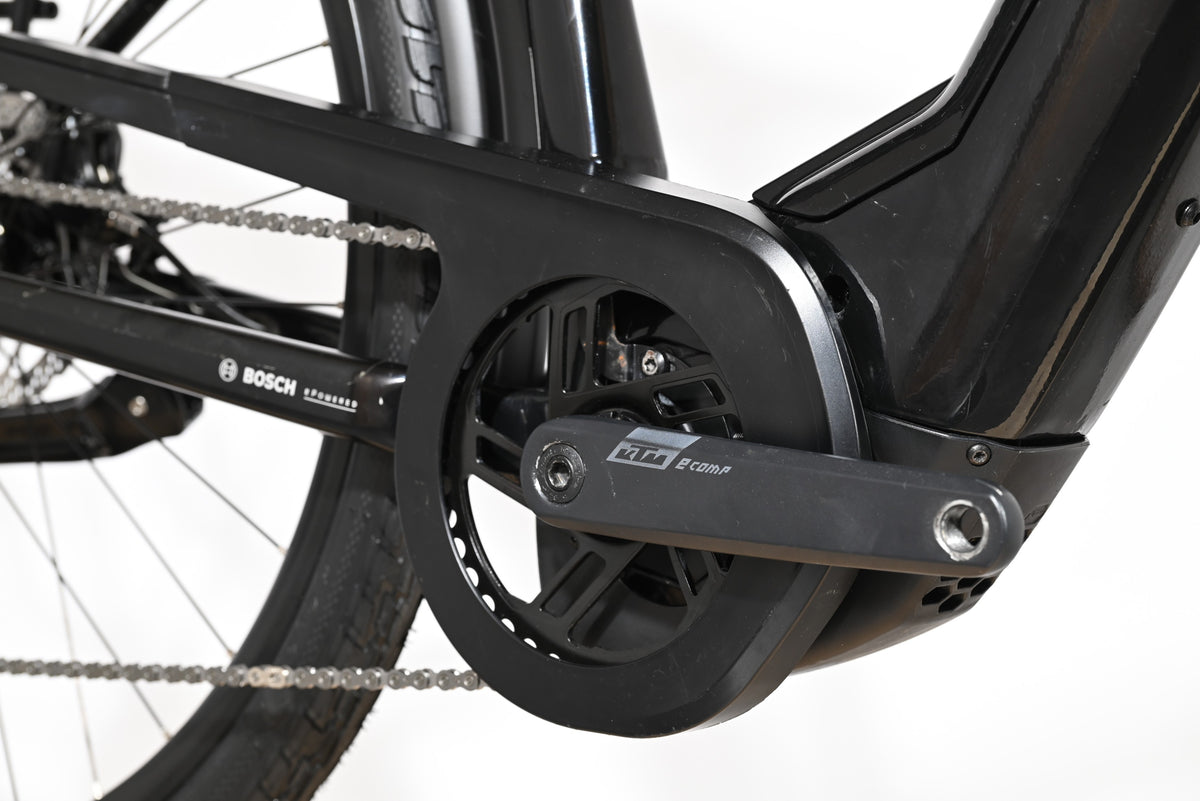 Gros plan sur le pédalier et le moteur Bosch d'un vélo électrique KTM Macina Premium de Loop Sports