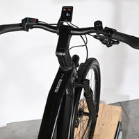 Vue rapprochée du guidon et de l'écran Bosch d'un vélo électrique Loop Sports KTM Macina Premium noir